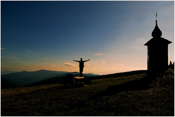 wznieś ręce i poczuj wolność